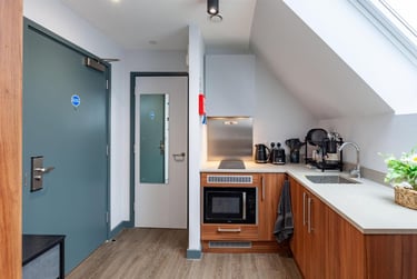 1 bed studio, 40-41 High Street, Englefield Green, Egham, TW209DP - Image 1